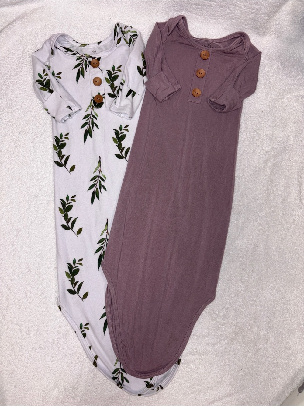 Caden Lane Mauve and White Leaf Print Knotted Sleep Gowns 0/3m